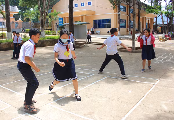 Các em học sinh Trường Tiểu học Nguyễn Văn Trỗi (TP. Pleiku) hào hứng chơi keo sau giờ tan trường. Ảnh: M.T