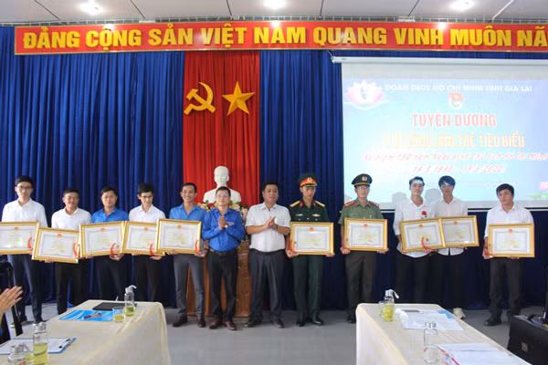 Phó Chủ tịch UBND tỉnh Kpă Thuyên và Bí thư Tỉnh Đoàn Nguyễn Hoàng Phong trao bằng khen của Chủ tịch UBND tỉnh cho 10 công dân trẻ tiêu biểu. Ảnh: P.L