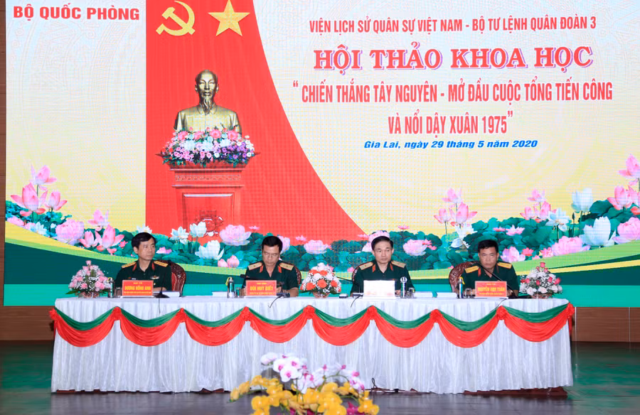 Lãnh đạo Viện Lịch sử Quân sự và Quân đoàn 3 chủ trì hội thảo. Ảnh: Vĩnh Hoàng 