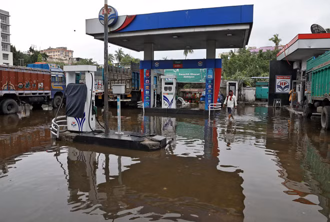  Một trạm xăng bị ngập ở Kolkata, thủ phủ bang Tây Bengal, Ấn Độ - Ảnh: Reuters