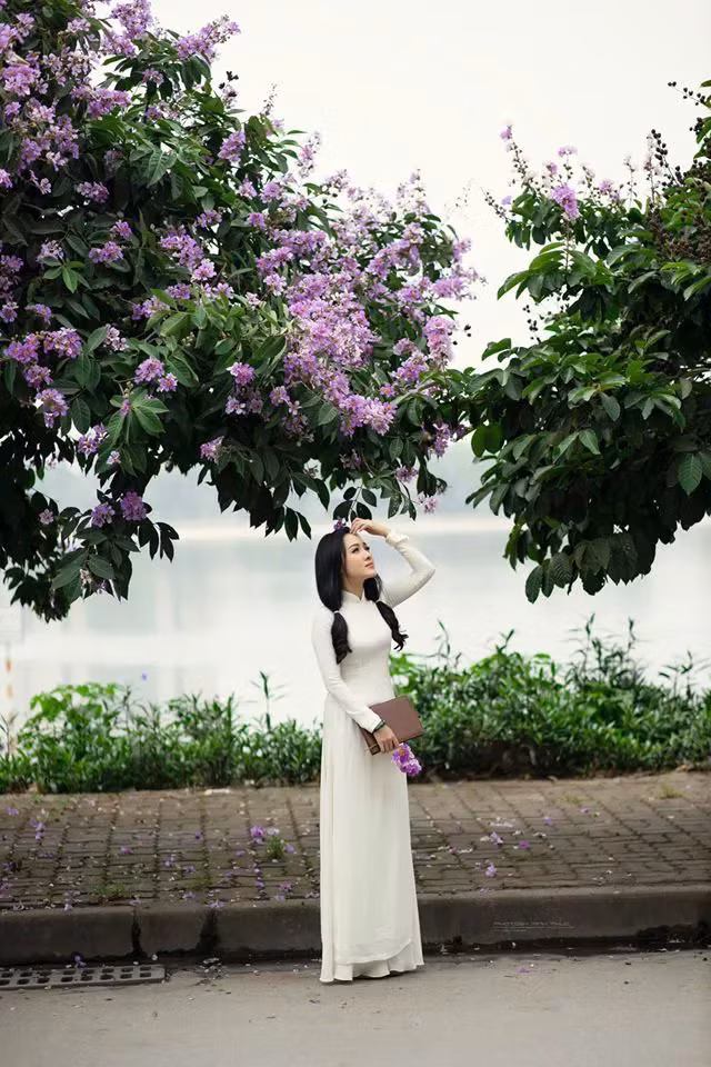 Nhều người nhận xét BTV Hoài Anh diện áo dài trắng tinh khôi với mái tóc được buộc hai bên nhẹ nhàng trông thanh lịch như nữ sinh tuổi đôi mươi.