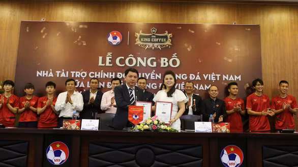Lễ ký kết và công bố hợp đồng tài trợ giữa VFF và King Coffee sáng 25-5 - Ảnh: NAM KHÁNH