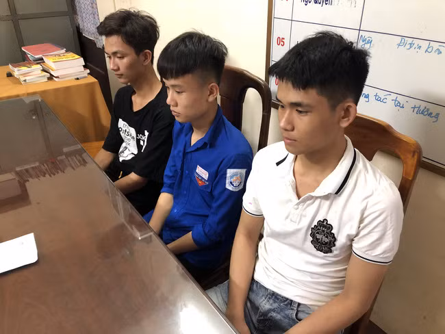 Cơ quan công an lấy lời khai các đối tượng.