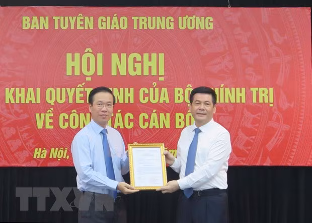 Ông Võ Văn Thưởng, Trưởng Ban Tuyên giáo Trung ương, thay mặt Bộ Chính trị trao quyết định Phó Trưởng Ban Tuyên giáo Trung ương cho ông Nguyễn Hồng Diên. (Ảnh: Phương Hoa/TTXVN)