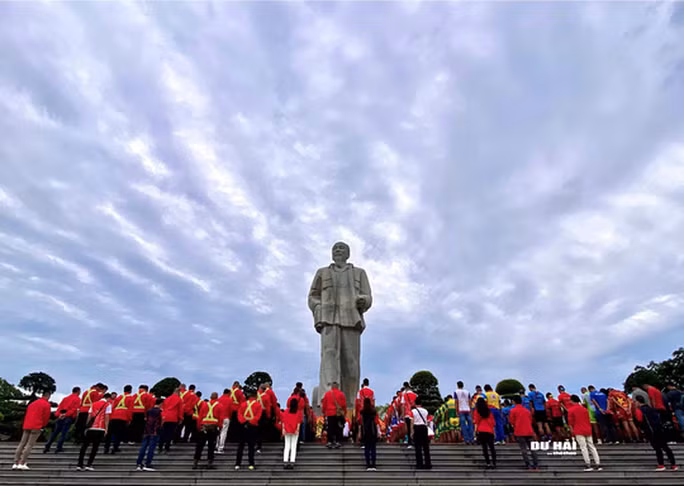 Đoàn đua dâng hoa tại tượng đài Bác ở TP Vinh sáng ngày 18-5-2020. Ảnh: Dư Hải
