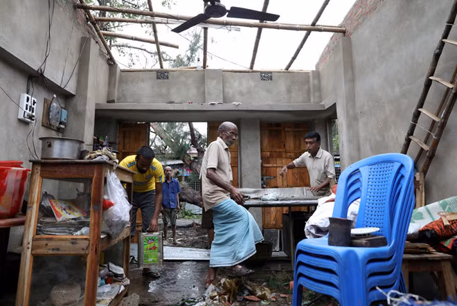 Một ngôi nhà bị tốc mái ở vùng South 24 Parganas, bang Tây Bengal - Ảnh: Reuters