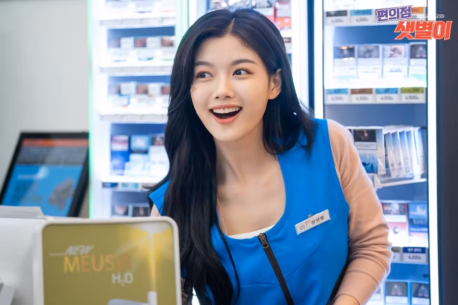 Tạo hình của Kim Yoo Jung trong vai nhân viên bán thời gian của một cửa hàng tiện lợi - Jung Saet Byul. Ảnh: Naver. 