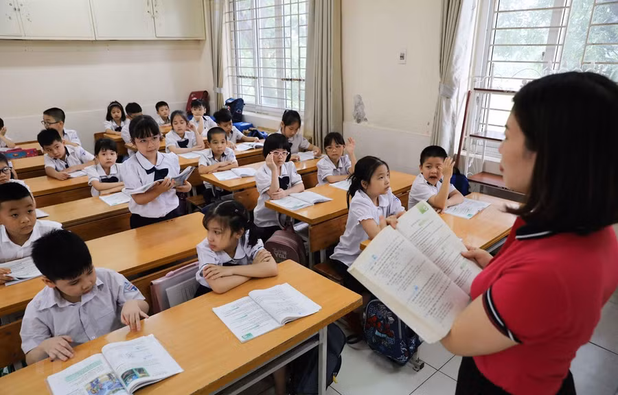Học sinh Trường Tiểu học Nghĩa Tân, quận Cầu Giấy vào giờ học đầu tiên tại trường sau thời gian dài nghỉ ở nhà. (Ảnh: Thanh Tùng/TTXVN)