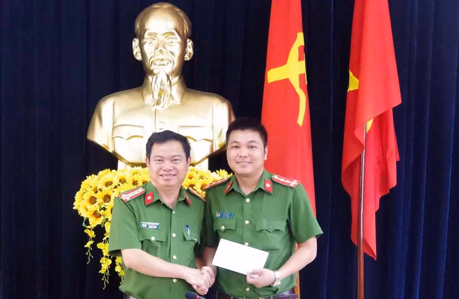Đại tá Phan Thanh Tám (trái) đã thay mặt Ban Giám đốc Công an tỉnh khen thưởng đột xuất. Ảnh: Văn Ngọc 