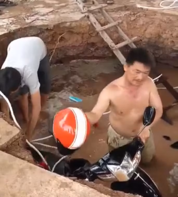 Người dân phụ giúp đưa xe máy lên