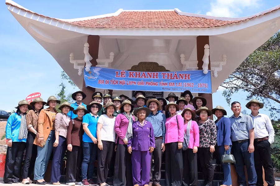 Các thế hệ phụ nữ chụp hình lưu niệm trước nhà bia di tích. Ảnh: Hoàng Ngọc