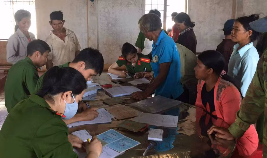  Công an huyện Mang Yang đến tận nơi làm chứng minh nhân dân cho bà con làng Pờ Yầu. Ảnh: Thúy Trinh