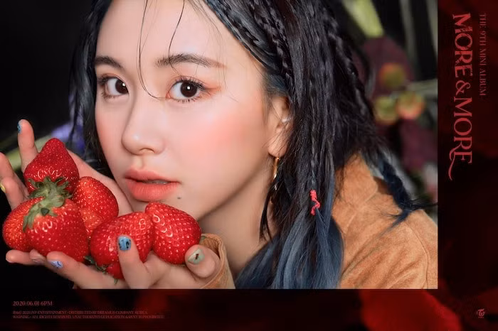 Chaeyeon nhẹ nhàng bên những trái dâu tây. Ảnh: JYP