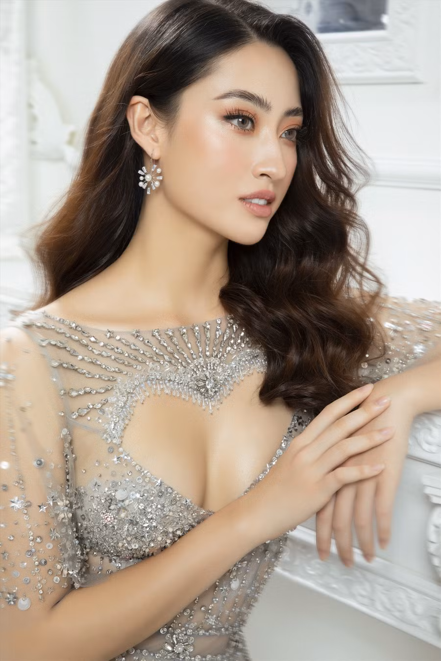 Hoa hậu Lương Thuỳ Linh được coi là hoa hậu thế hệ mới đại diện cho vẻ đẹp tri thức. Người đẹp Cao Bằng đã làm nên kỳ tích tại đấu trường nhan sắc quốc tế bằng khả năng ăn nói duyên dáng, khả năng tiếng Anh lưu loát. Ghi dấu ấn với thành tích top 12 Miss World 2019, Thùy Linh được hé lộ sẽ là người dẫn dắt của Beauty with a Purpose (Người đẹp nhân ái) và Head to head challenge (Người đẹp truyền thông) cùng với đàn chị Mỹ Linh. Ảnh: Lê Thiện Viễn.