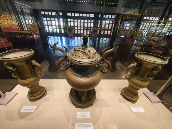  Lư đồng và tháp nến dùng để cúng của các nhà vua triều Nguyễn dùng để tế Đàn Nam Giao và Xã Tắc - Ảnh: PHƯỚC TUẦN