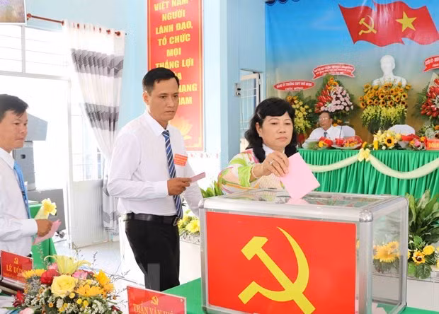 Các đại biểu trực tiếp bỏ phiếu bầu Ban Thường vụ, Bí thư và Phó Bí thư cấp ủy tại Đại hội Đảng bộ xã Phú Hưng (huyện Cái Nước, tỉnh Cà Mau). (Ảnh: Huỳnh Thế Anh/TTXVN)