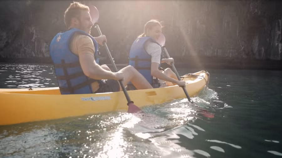 Trải nghiệm chèo kayak trên vịnh Lan Hạ, tận hưởng không gian tuyệt đẹp mà thiên nhiên ban tặng cho vịnh Lan Hạ.
