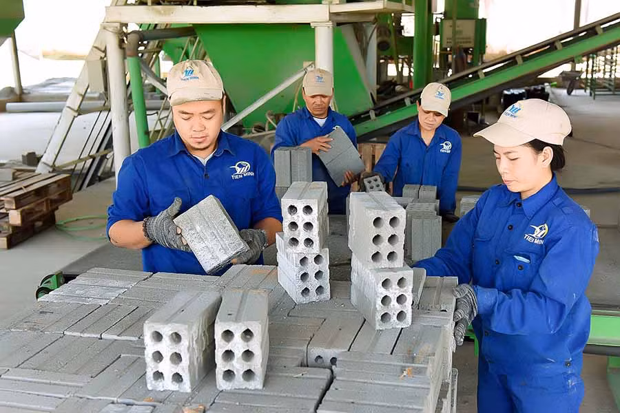 Công nhân làm việc tại Nhà máy Gạch không nung Tiến Minh Gia Lai (TP. Pleiku). Ảnh: Đ.T