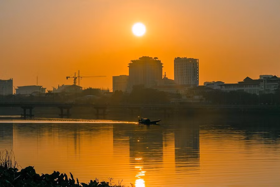 Sông Hương là nguồn cảm hứng của nhiều sáng tác văn, thơ, điểm dừng chân của du khách khi đến cố đô. Trong buổi sớm mai, đất trời, sóng nước như hòa làm một, tất cả được nhuộm sắc vàng mơ màng. Trong bức tranh tĩnh lặng, thỉnh thoảng, bạn sẽ bắt gặp một vài con đò chạy qua, nghe được âm thanh 