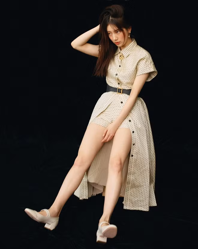Từ một ca sĩ thần tượng, Suzy đã lấn sân qua lĩnh vực điện ảnh và được khán giả biết đến nhiều qua những bộ phim như Cửu gia thư, Âm thanh của hoa, Bay cao ước mơ 2, Vì sao đưa anh đến, Cô bé người gỗ, Yêu không kiểm soát, Khi nàng say giấc, Vagabond... ẢNH: VOGUE KOREA