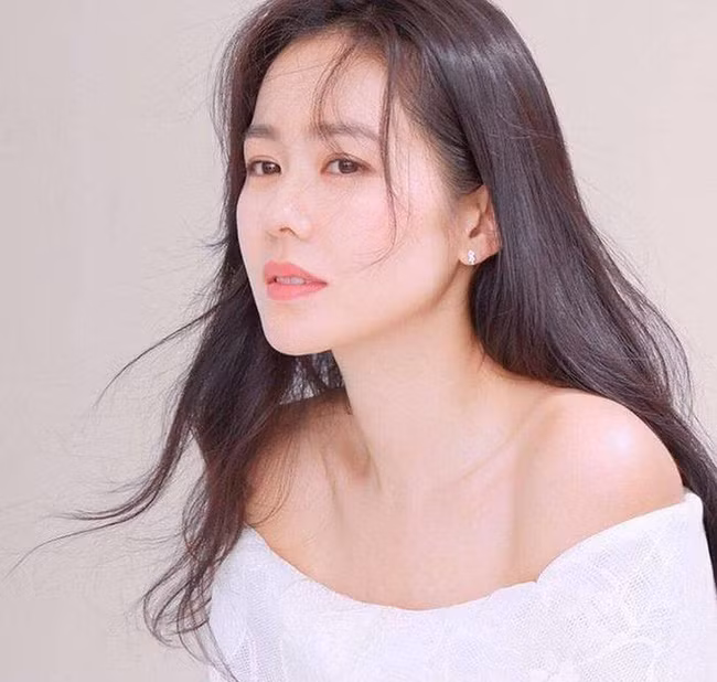 Ngoài ra, cô cũng duy trì việc bôi kem chống nắng trước khi ra đường. Mỹ nhân tuổi U40 nhận thấy đây là lớp bảo vệ dành cho da khi phải tiếp xúc với ánh nắng mặt trời và bụi mịn.