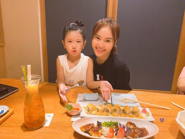 Ninh Dương Lan Ngọc cùng cháu gái thưởng thức món ngon, khiêu khích người không được ăn: “Chắc ai đó sẽ thèm lắm! Không sao đâu, ai thèm gửi Ngọc ăn giúp nha”.