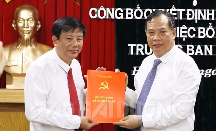 Bí thư Tỉnh ủy Hải Dương Nguyễn Mạnh Hiển trao quyết định cho đồng chí Nguyễn Quang Phúc