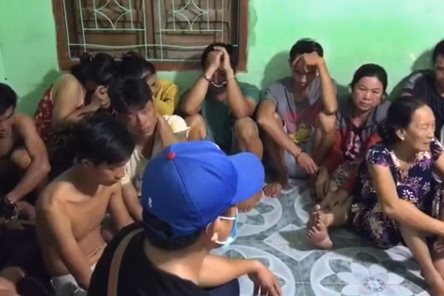Các đối tượng tham gia đánh bạc trên đảo Bình Hưng đang bị Công an TP Cam Ranh tạm giữ. Ảnh: Phương Linh Các đối tượng tham gia đánh bạc trên đảo Bình Hưng đang bị Công an TP Cam Ranh tạm giữ. Ảnh: Phương Linh