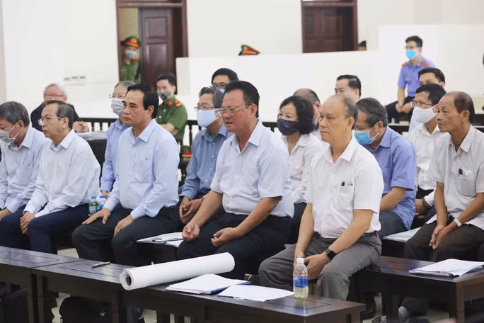 Các bị cáo tại phiên tòa ngày 4-5