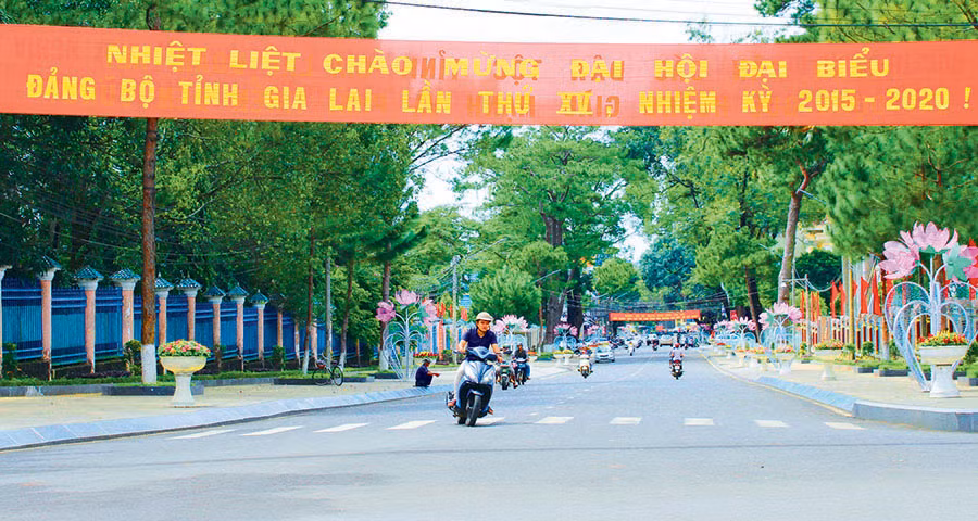 Đường phố Pleiku rực rỡ băng rôn, khẩu hiệu, cờ hoa. Ảnh: Phan Lài Đường phố Pleiku rực rỡ băng rôn, khẩu hiệu, cờ hoa. Ảnh: Phan Lài