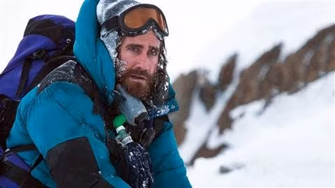 Jake Gyllenhaal vào vai nhà leo núi Scott Fischer.
