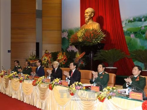 Tổng Bí thư Nguyễn Phú Trọng, Chủ tịch nước Trương Tấn Sang, Thủ tướng Nguyễn Tấn Dũng tham gia Đoàn Chủ tịch Đại hội.