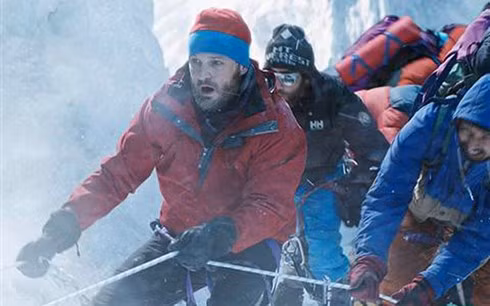 Nam diễn viên Jason Clarke vai nhà leo núi chuyên nghiệp Rob Hall.