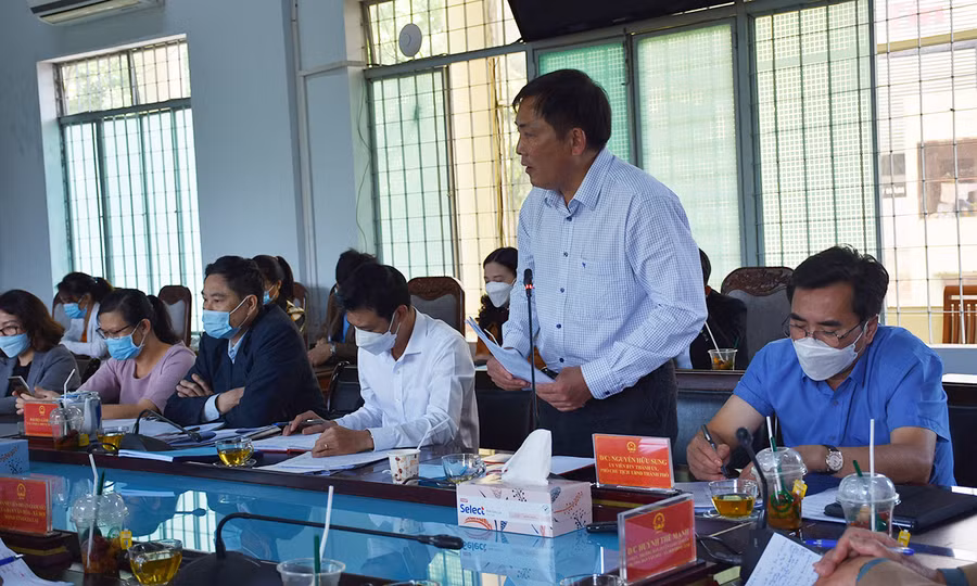  Ông Nguyễn Đình Thức-Trưởng phòng Giáo dục và Đào tạo TP. Pleiku giải trình một số ý kiến của các đại biểu. Ảnh: Hà Phương