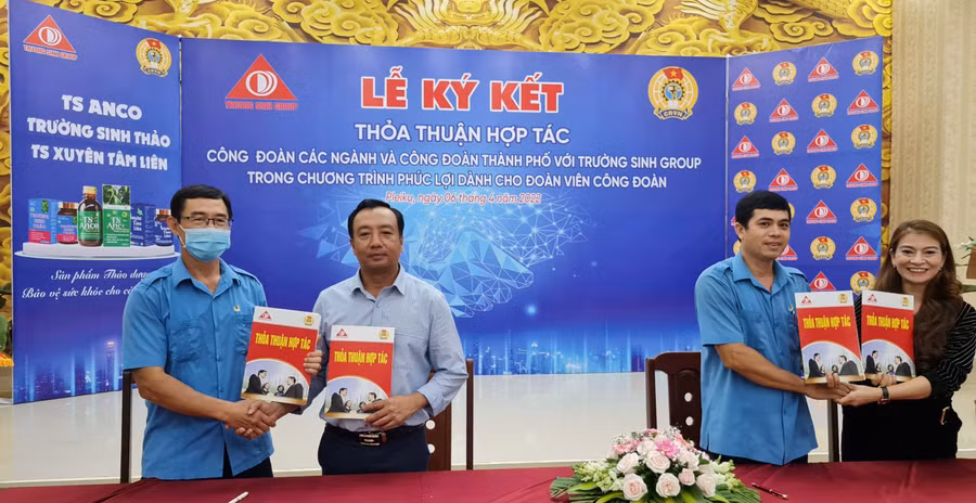 Các bên ký kết chương trình phúc lợi đoàn viên. Ảnh: Bá Bính