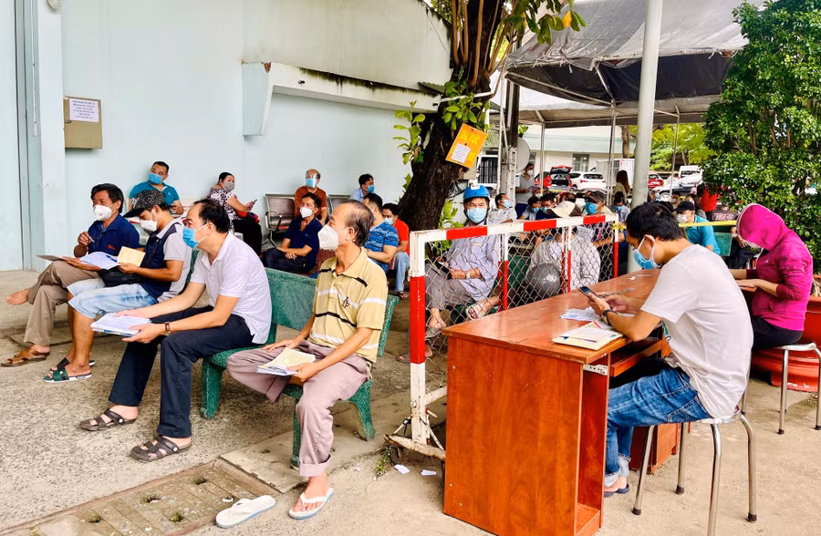  Quy định phân cấp đăng ký, cấp biển số xe máy sẽ tạo điều kiện thuận lợi về thời gian, đi lại cho người dân. Ảnh: Vũ Phượng