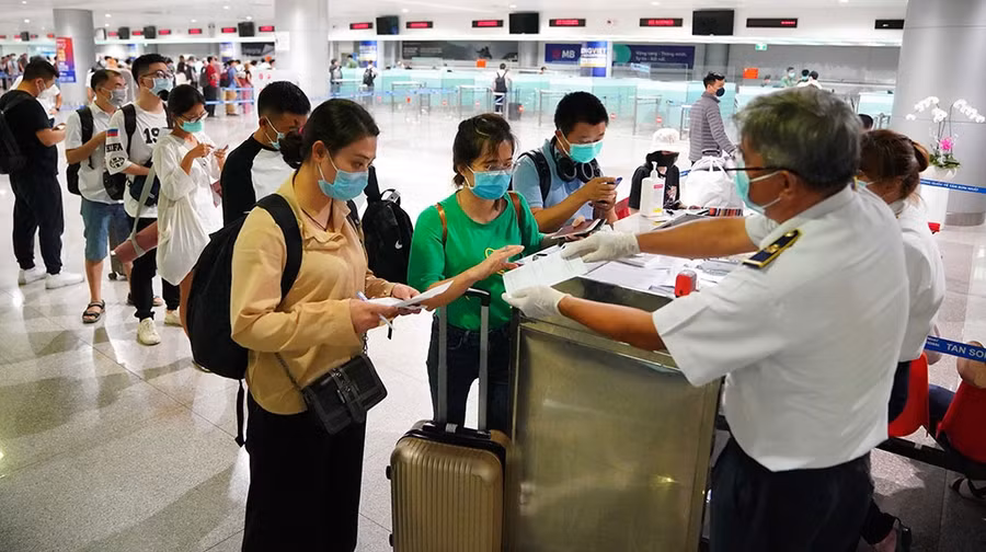 Khai báo y tế đối với người nhập cảnh từ vùng dịch về Việt Nam qua cửa khẩu Tân Sơn Nhất. Ảnh: Độc lập Khai báo y tế đối với người nhập cảnh từ vùng dịch về Việt Nam qua cửa khẩu Tân Sơn Nhất. Ảnh: Độc lập