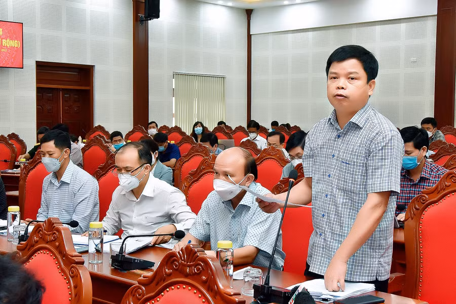 Giám đốc Sở Kế hoạch và Đầu tư Nguyễn Hữu Quế thông tin về tình hình phát triển doanh nghiệp trên địa bàn tỉnh. Ảnh: Đức Thụy