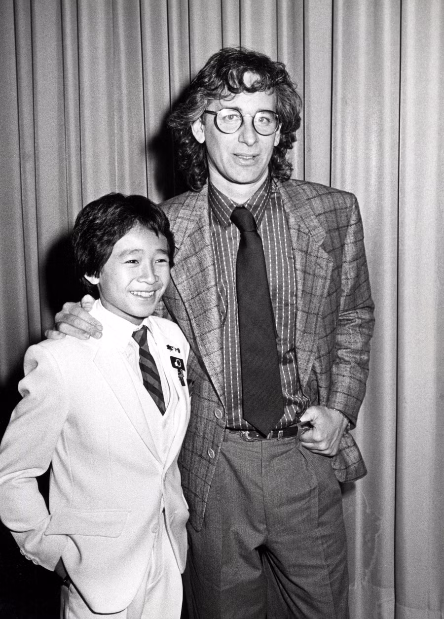 Quan Kế Huy và đạo diễn gạo cội Steven Spielberg. Ảnh: IMDB