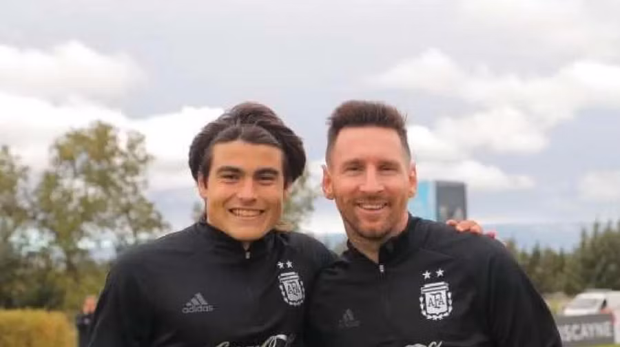 Luka Romero hạnh phúc chụp hình cùng Lionel Messi. Ảnh chụp màn hình