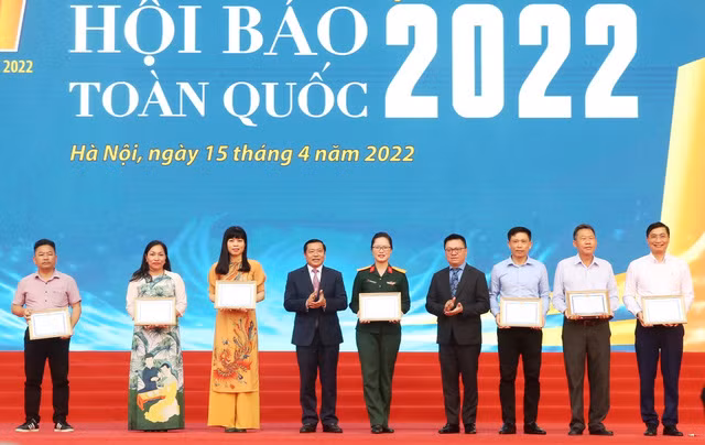 Phó Trưởng ban Thường trực Ban Tuyên giáo Trung ương Lại Xuân Môn và Tổng Biên tập Báo Nhân dân Lê Quốc Minh trao giải B cho các đơn vị - Ảnh: VGP/Hoàng Giang