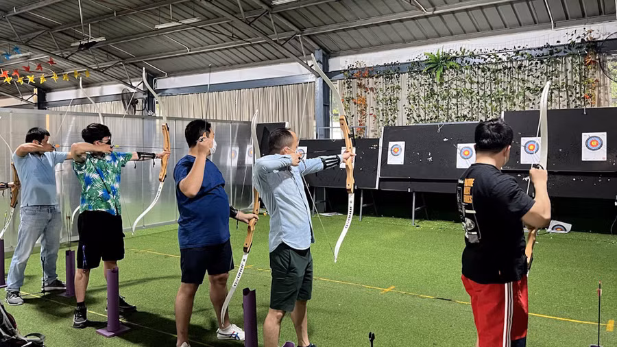  Bạn trẻ ở câu lạc bộ bắn cung Nhà văn hoá Thanh Niên. Ảnh: Lê Nam