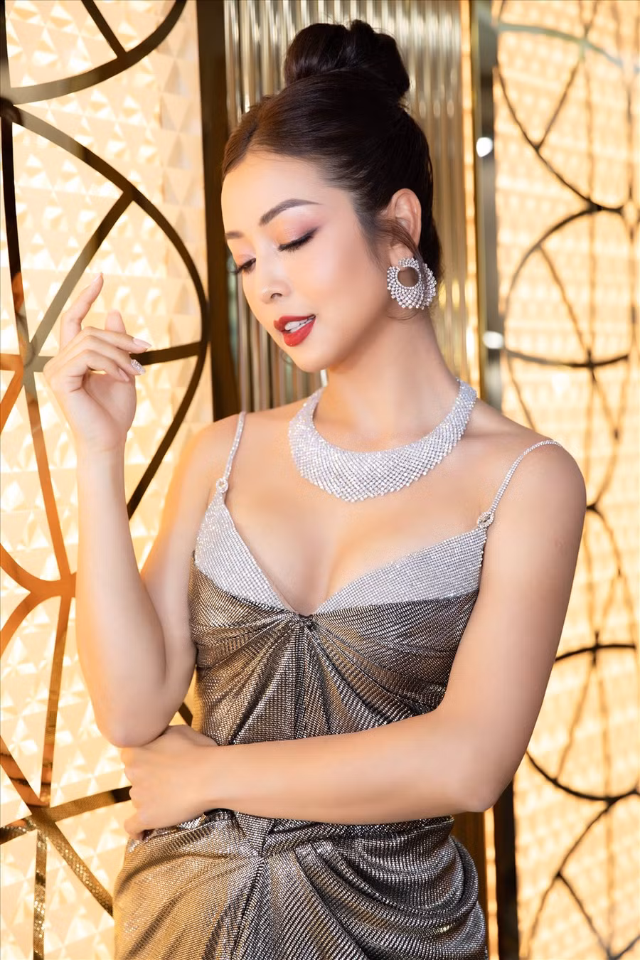 Đừng cắt cúp của bộ đầm kén người mặc càng tôn vóc dáng hoà hảo, nước da gợi cảm và số đo chuẩn của bà mẹ 4 con.