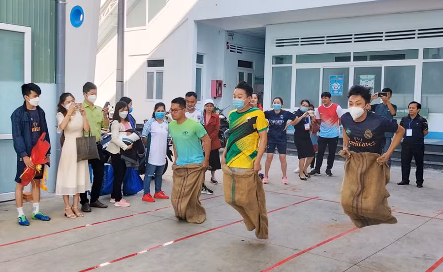  Các vận động viên thi nhảy bao bố. Ảnh: Như Nguyện