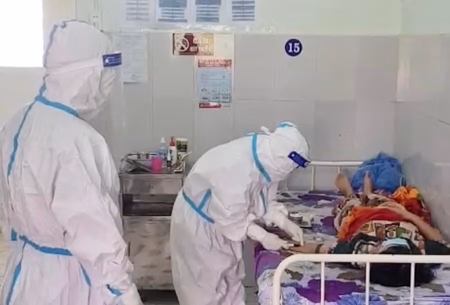 Các y-bác sĩ khám bệnh cho bệnh nhân Covid-19 tại Bệnh viện 331. Ảnh: Như Nguyện Khám bệnh cho bệnh nhân Covid-19 tại Bệnh viện điều trị Covid-19 cơ sở 3 (Bệnh viện 331). Ảnh: Như Nguyện