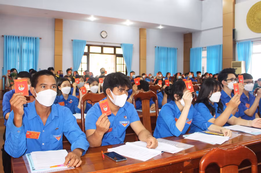 Các đại biểu tham gia Đại hội đại biểu Đoàn TNCS Hồ Chí Minh huyện Đức Cơ lần thứ VII biểu quyết thông qua các chỉ tiêu trong nhiệm kỳ 2022-2027. Ảnh: Phan Lài