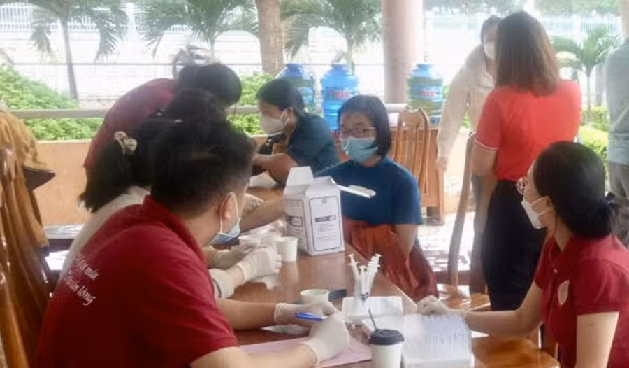  Nhân viên y tế khám sàng lọc sức khỏe cho người tham gia hiến máu. Ảnh: Như Nguyện
