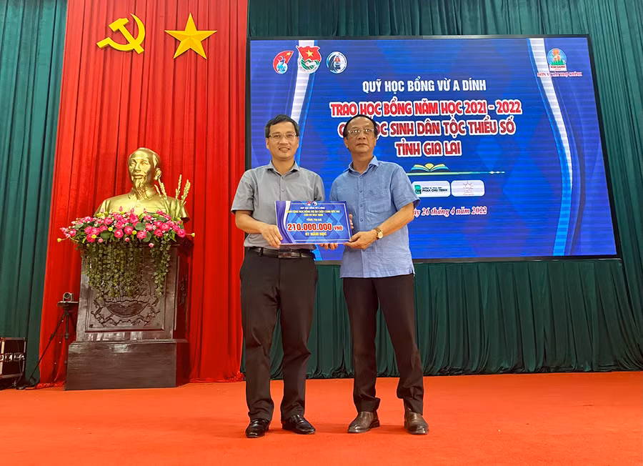 Ông Hà Ngọc Dư đại diện cho Sở GD-ĐT Gia Lai nhận 5 suất học bổng “Chắp cánh ước mơ” cho 5 học sinh của tỉnh từ Quỹ học bổng Vừ A Dính. Ảnh: Mộc Trà
