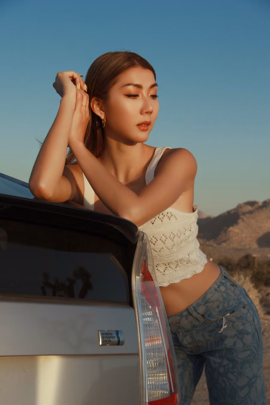 Bộ ảnh được Ngọc Quyên thực khi có chuyến đi đến vườn quốc gia Joshua Tree (Mỹ) vào giữa tháng 4. Cô thấy đó là thời điểm thích hợp để khám phá sa mạc vì thời tiết chưa quá nóng. 