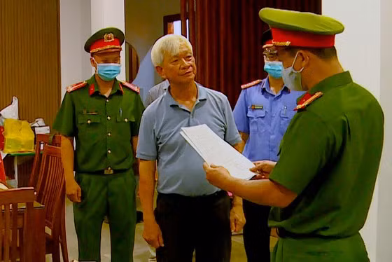Ông Nguyễn Chiến Thắng, cựu Chủ tịch UBND tỉnh nghe đọc lệnh khởi tố, bắt tạm giam Ông Nguyễn Chiến Thắng, cựu Chủ tịch UBND tỉnh nghe đọc lệnh khởi tố, bắt tạm giam